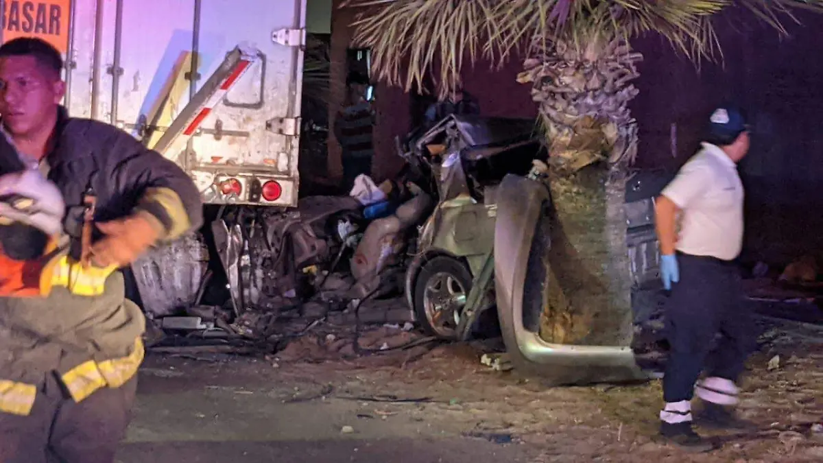 Anoche por la avenida Obregón y calle 45, colonia 10 de Abril un auto Honda se estrelló contra la caja remolque de un tráiler